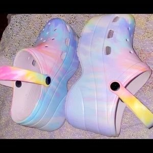 TYE DYE PLATFORM CROCS